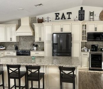 Granito Original y Gabinetes: Diseño de Cocina Moderna con Materiales de Alta Calidad