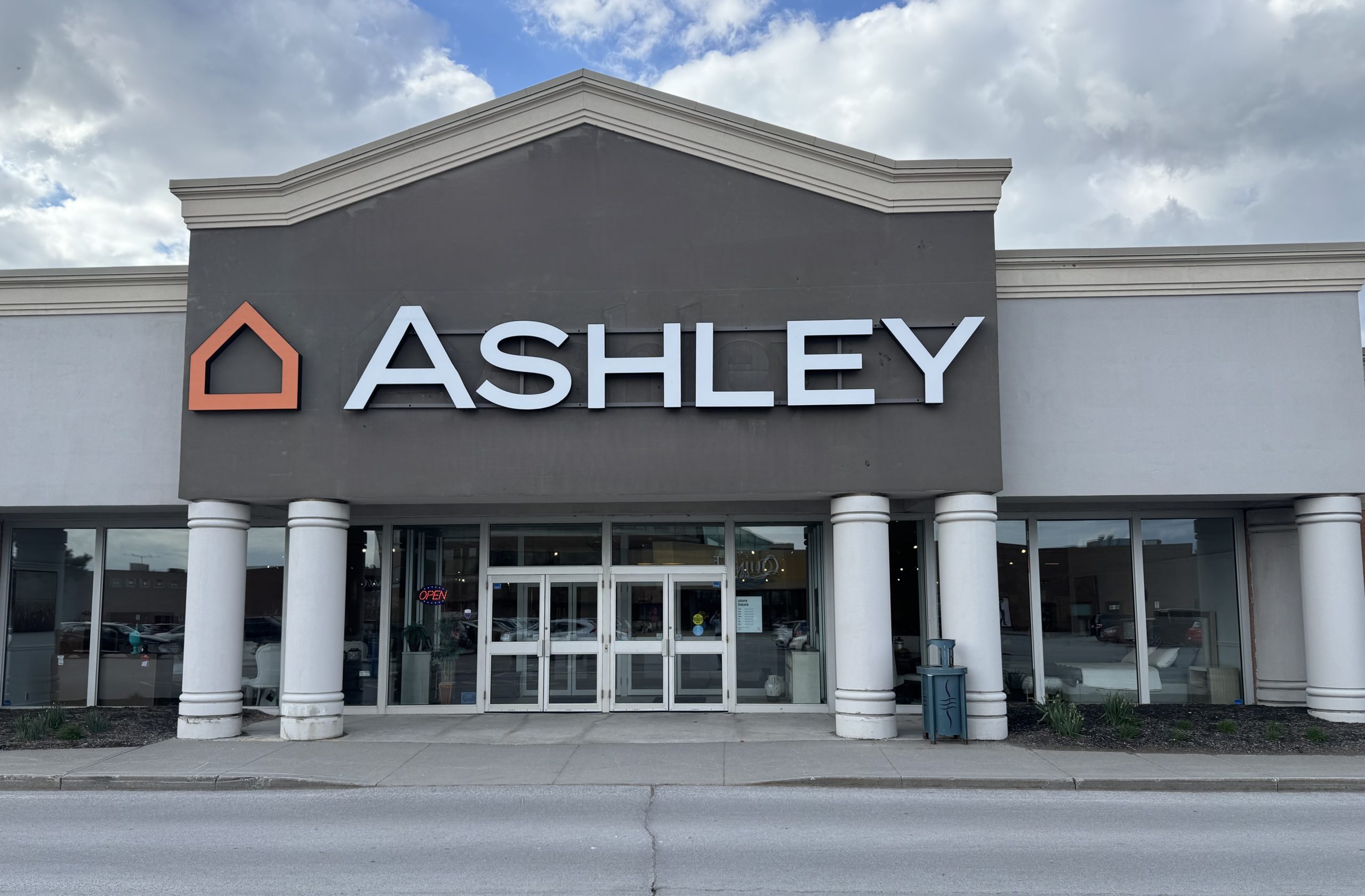 Ashley Store - Tienda de muebles modernos y decoración de diseño para tu hogar