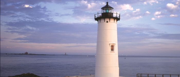 Faro (Light House The): Imagen impresionante de faro nocturno con luces brillantes