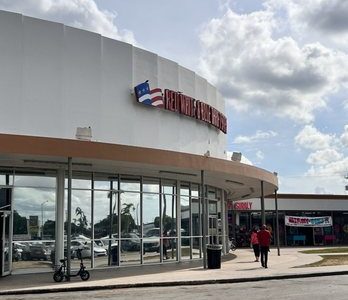Tienda de segunda mano Rojo Blanco y Azul en Hialeah – Ofertas y Hallazgos Únicos