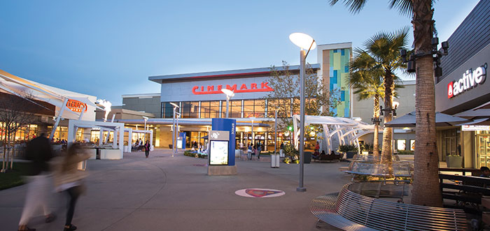 Imagen del Promenade en Downey: Vista panorámica del centro comercial y áreas verdes