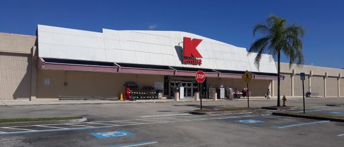 Kendale Lakes Plaza: Centro comercial y áreas verdes en Florida – Vista aérea impresionante