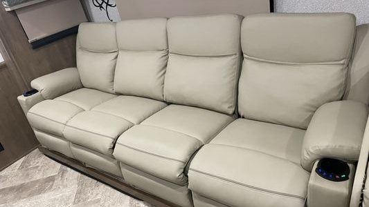 R & E Upholstery: Tapizado profesional de muebles, reparación y renovación de telas de calidad