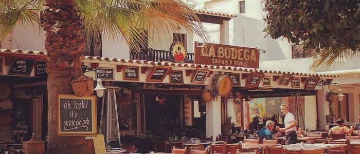 La Bodega: interior rústico con barriles de vino, ambiente acogedor y decoración vintage