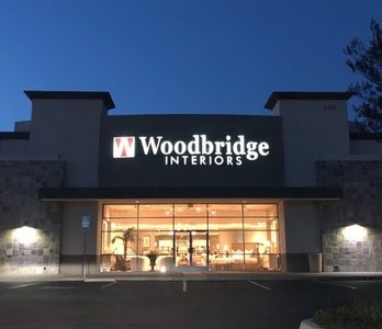 Woodbridge Interiors: Diseño de interiores elegante con madera y estilo contemporáneo